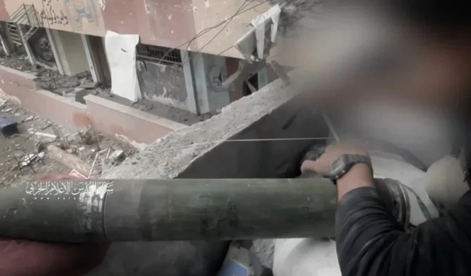 Escenas del ataque a una casa donde estaban estacionados soldados de ocupación en el barrio de Al-Tuffah, al este de Gaza. Escenas del ataque a una casa donde estaban estacionados soldados de ocupación en el barrio de Al-Tuffah, al este de Gaza.