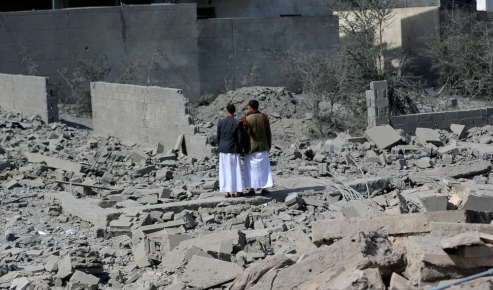 Yemenitas inspeccionan daños causados por la agresión israelí a Saná, el pasado 27 de abril. Foto AFP