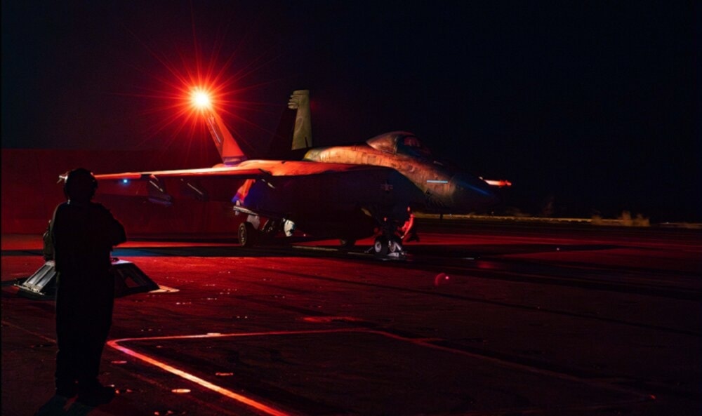 Avión F-18 a bordo del portaaviones Truman, en marzo pasado (Foto: Marina de EE. UU)