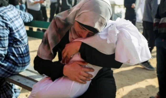 Una madre abraza a su hijo tras ser asesinado por las fuerzas israelíes en Gaza.