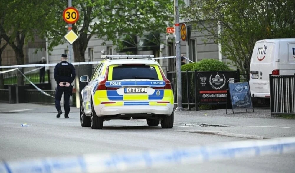 Policía rodea lugar de tiroteo en plaza Faxala, en el centro de Uppsala, Suecia. 29 de abril de 2025 (Foto: AFP)