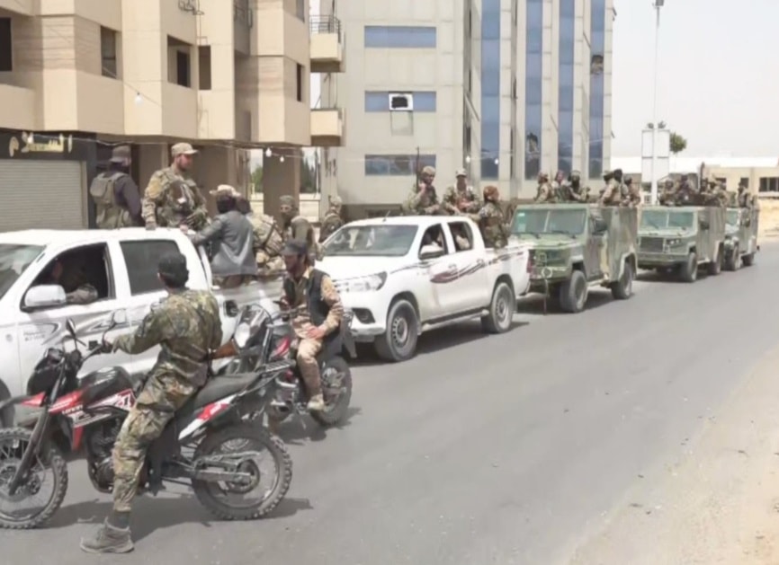 Convoyes militares de la seguridad siria en la localidad de Sahnaya.