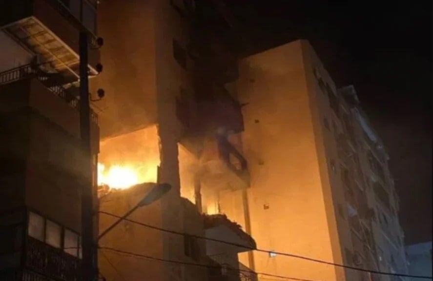 El ataque israelí tuvo como objetivo el apartamento donde se encontraban el mártir Hassan Farhat y sus hijos, en la ciudad de Sidón, al sur del Líbano.