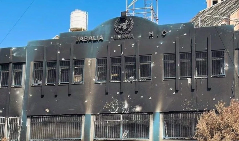 Las fuerzas israelíes destruyeron completamente la oficina local de UNRWA en Jabaliya, Gaza.