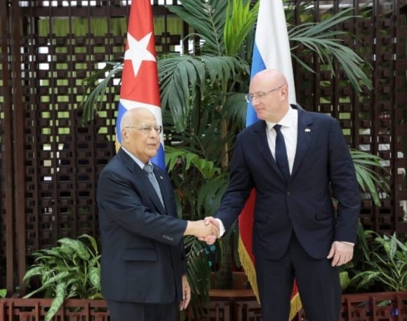 El viceprimer ministro cubano, Ricardo Cabrisas Ruiz, y el vicepresidente del Gobierno de la Federación de Rusia, Dmitry Nikolaevich Chernyshenko.