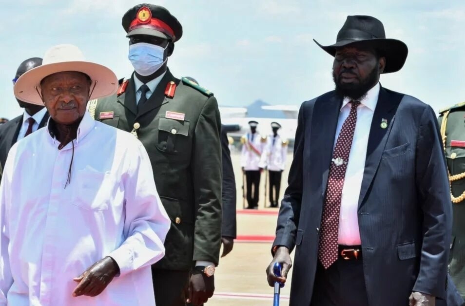 El presidente de Uganda, Yoweri Museveni, y el presidente de Sudán del Sur, Salva Kiir, en el aeropuerto internacional de Yuba. Foto: Reuters