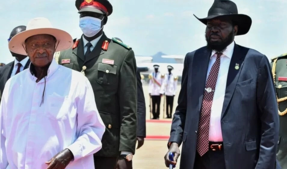 El presidente de Uganda, Yoweri Museveni, y el presidente de Sudán del Sur, Salva Kiir, en el aeropuerto internacional de Yuba. Foto: Reuters