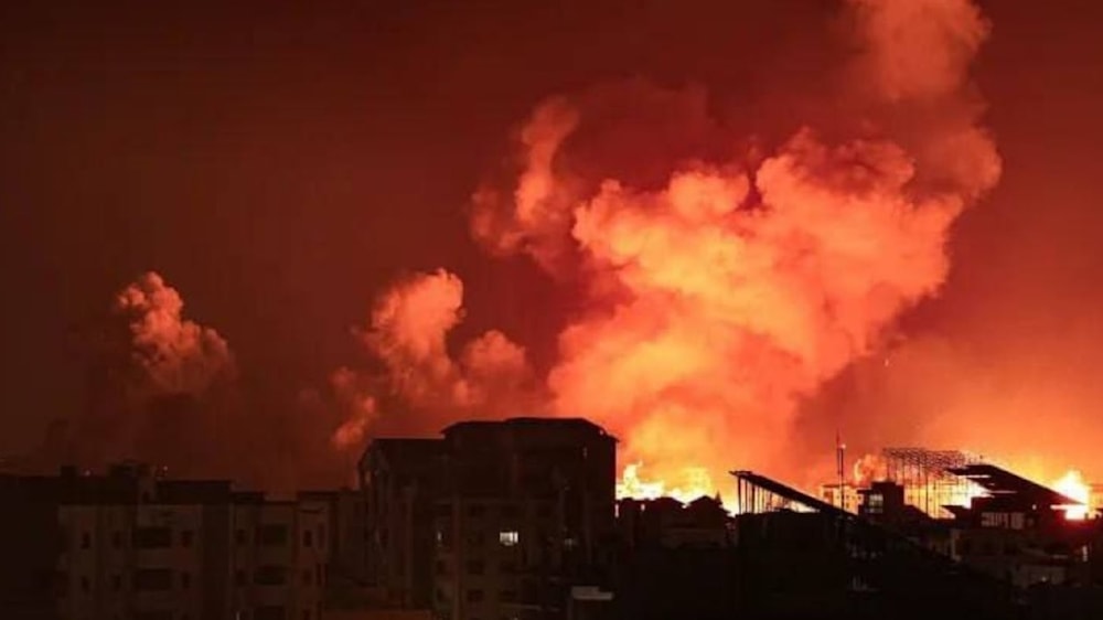 Avión israelí bombardea la localidad de Khan Yunis, en Gaza.
