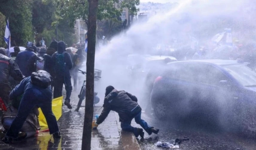 Una manifestación en "Tel Aviv" para exigir el fin de la guerra en Gaza y un intercambio de prisioneros se convirtió en un enfrentamiento entre manifestantes israelíes y fuerzas policiales. (Foto: AFP)