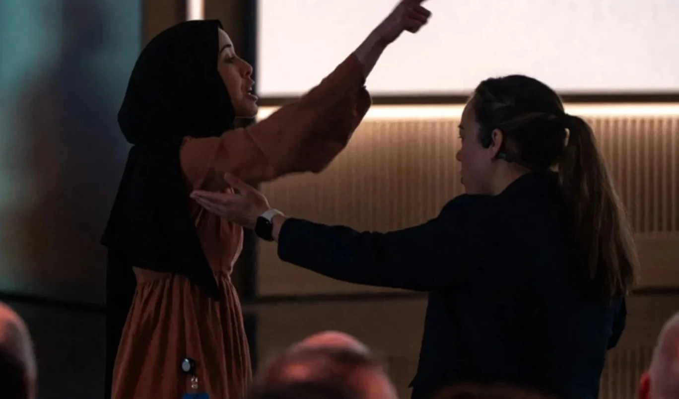 La ingeniera palestina, Ebtehal Abu Al-Saad, interrumpió el discurso de Mustafa Suleiman con motivo del 50 aniversario de Microsoft. (Foto: AFP)