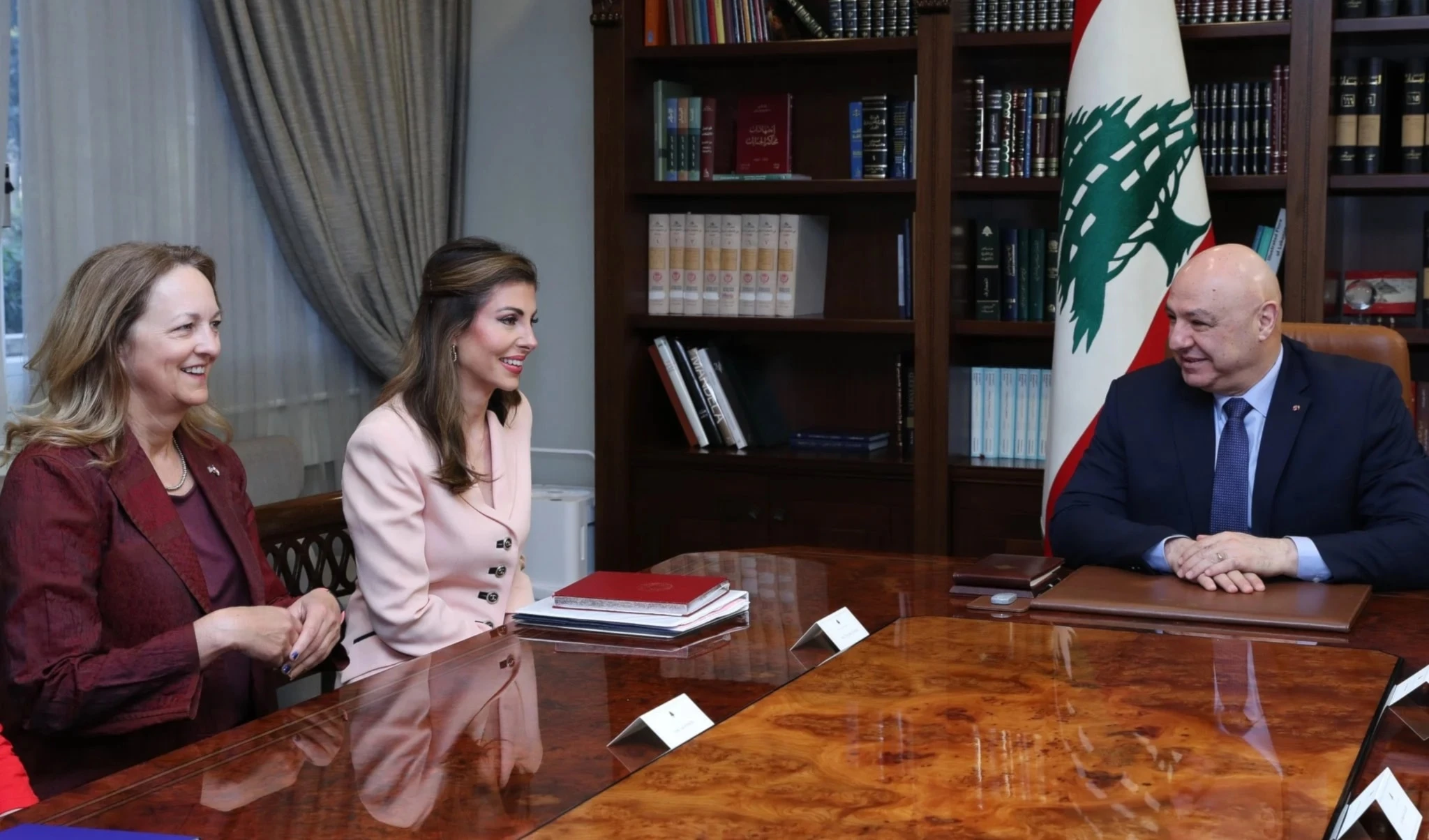 Joseph Aoun recibe a enviada de EE. UU. al Líbano Joseph Aoun recibe a enviada de EE. UU. al Líbano