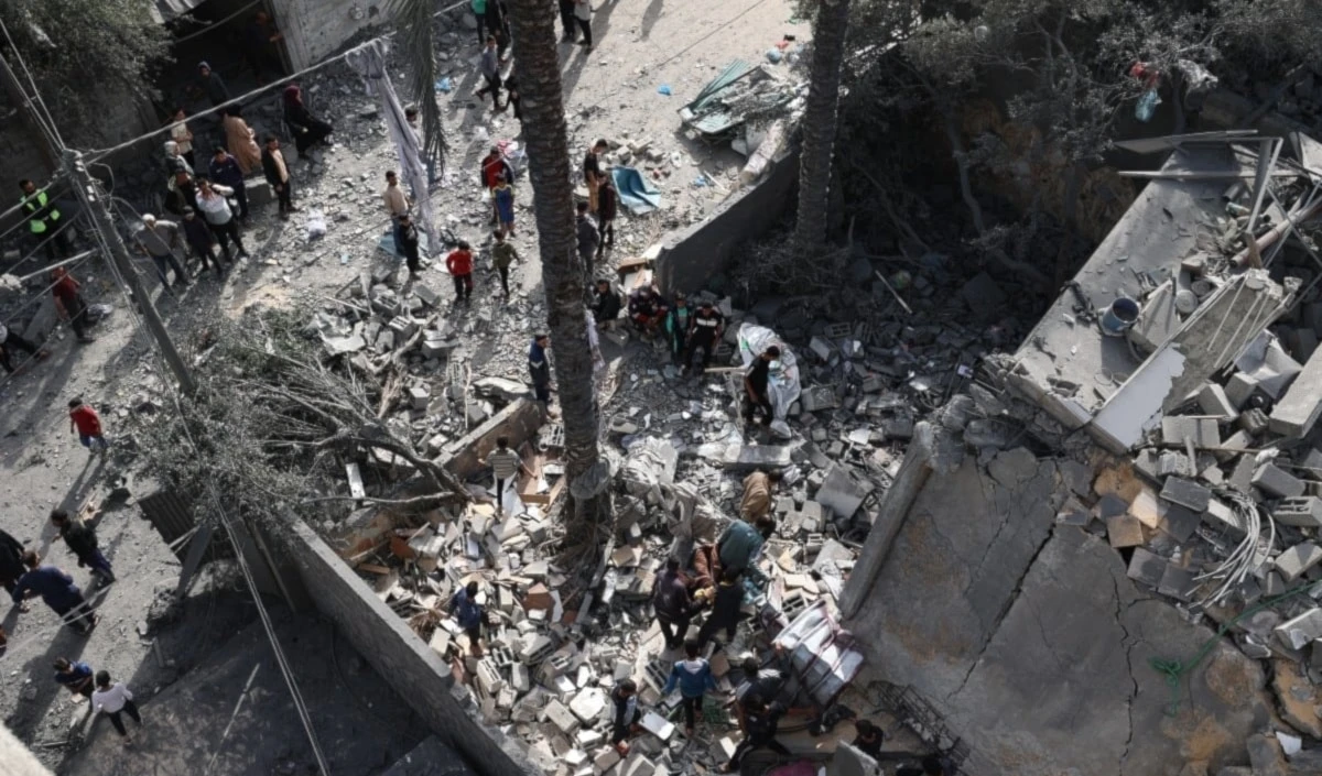 Palestinos inspeccionan destrucción causada por el bombardeo israelí en Deir al Balah, en el centro de la Franja de Gaza.