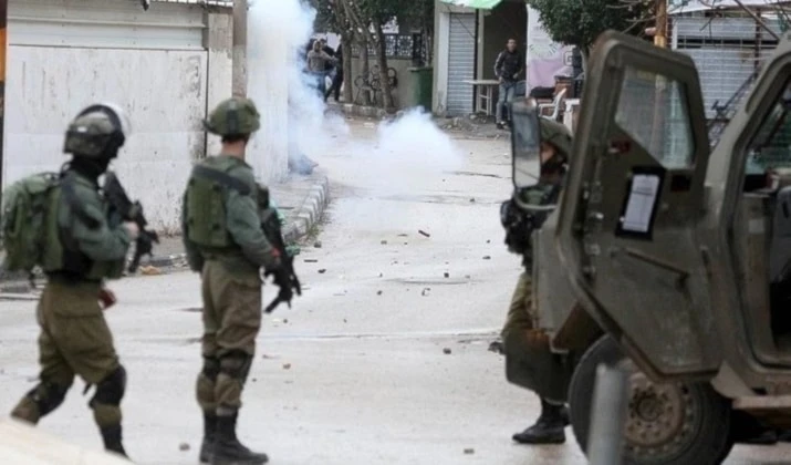El corresponsal de Al Mayadeen documentó operaciones similares en Ramala y Qalqilya, donde hubo allanamientos masivos. El corresponsal de Al Mayadeen documentó operaciones similares en Ramala y Qalqilya, donde hubo allanamientos masivos.