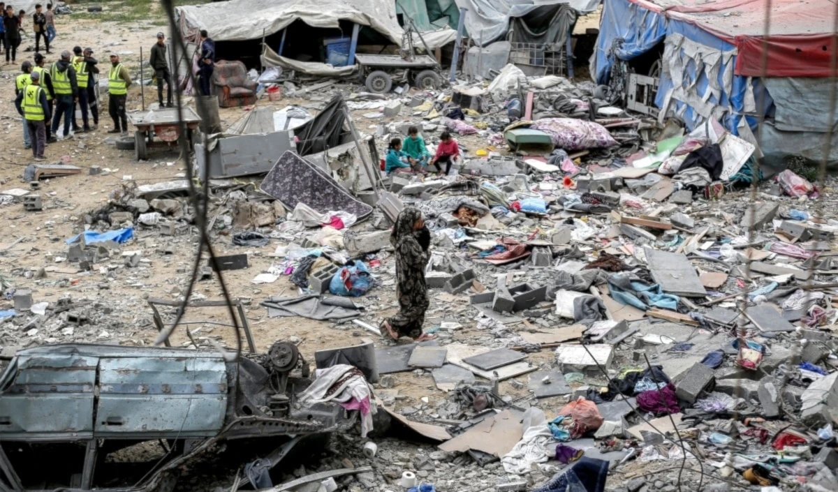 Escombros y restos de un edificio bombardeado por la ocupación israelí en Deir al-Balah, en el centro de la Franja de Gaza. Foto: AFP