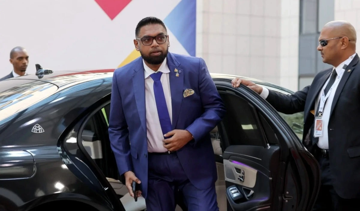 El presidente de Guyana, Irfaan Alí, lanza campaña de mentiras sobre Venezuela en su disputada por la región del Esequibo.