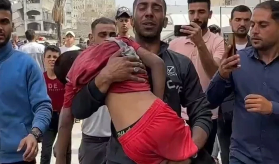 El "ejercito" israelí bombardeó brutalmente el barrio de Shujaiya, al este de la ciudad de Gaza.