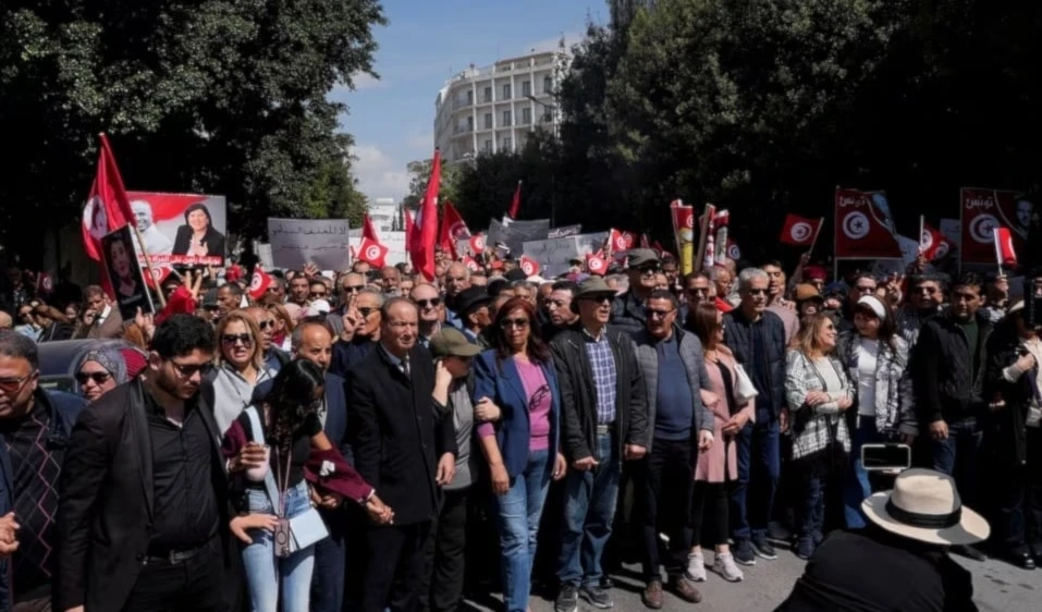Partidarios del Partido Constitucional Libre participan en una protesta contra el presidente de Túnez, Kais Saied. Foto: Reuters Partidarios del Partido Constitucional Libre participan en una protesta contra el presidente de Túnez, Kais Saied. Foto: Reuters