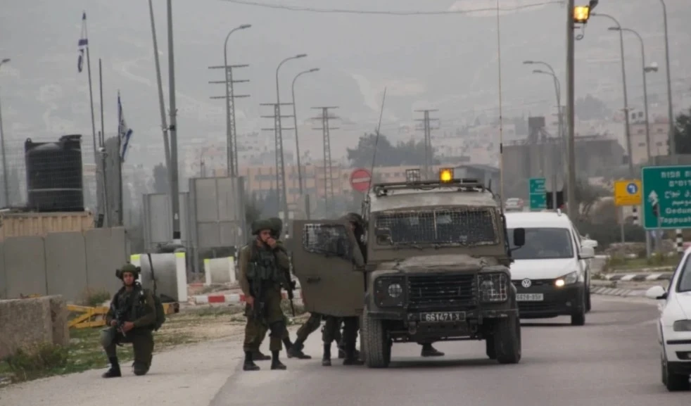 Las fuerzas israelíes asaltan el campamento de Balata, cierran sus entradas e imponen el toque de queda.