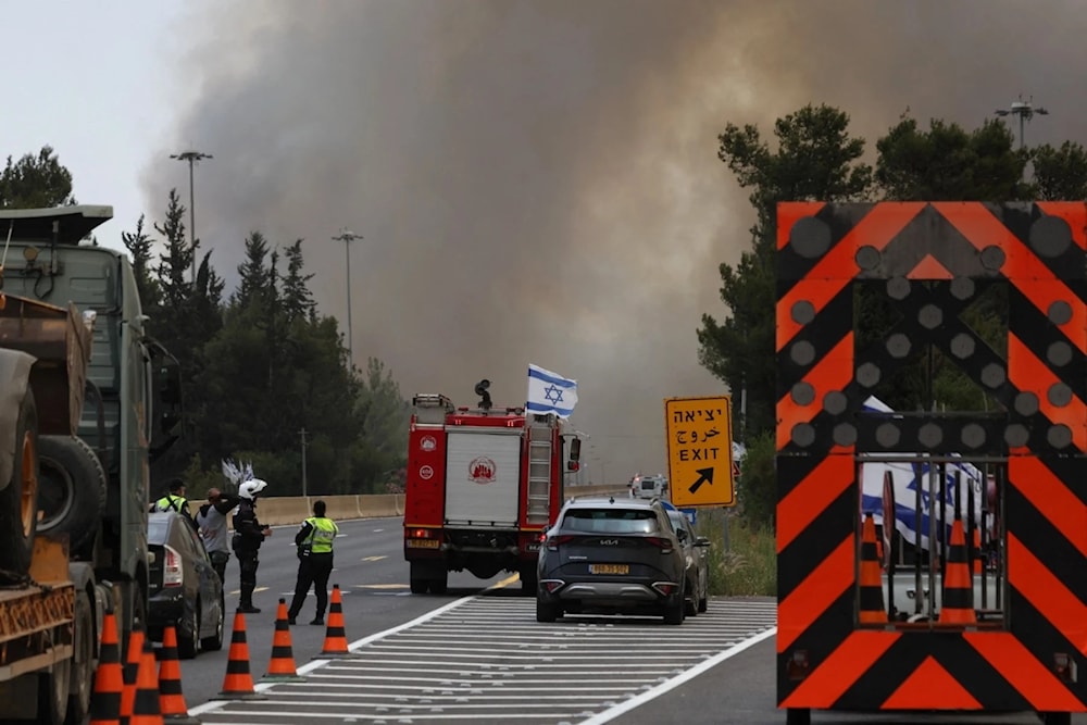 Bomberos y policías israelíes cierran carretas y ayudan a las evacuaciones en la Palestina ocupada. (Foto: AFP)