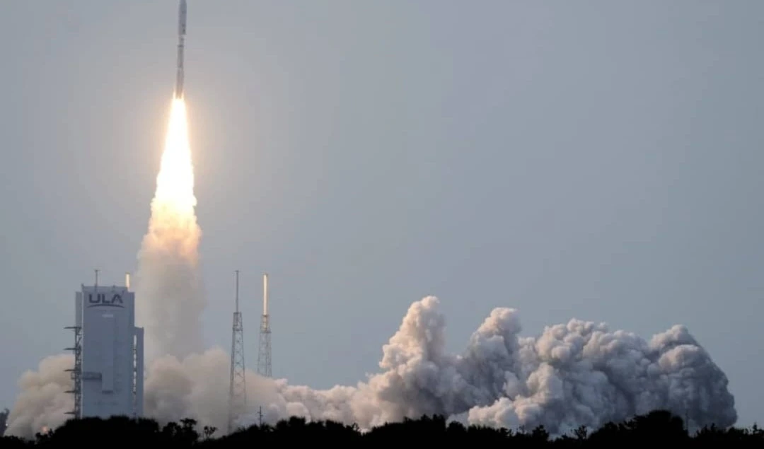 Lanzamiento del cohete que pondrá en órbita los satélites de Amazon. Foto: AP.
