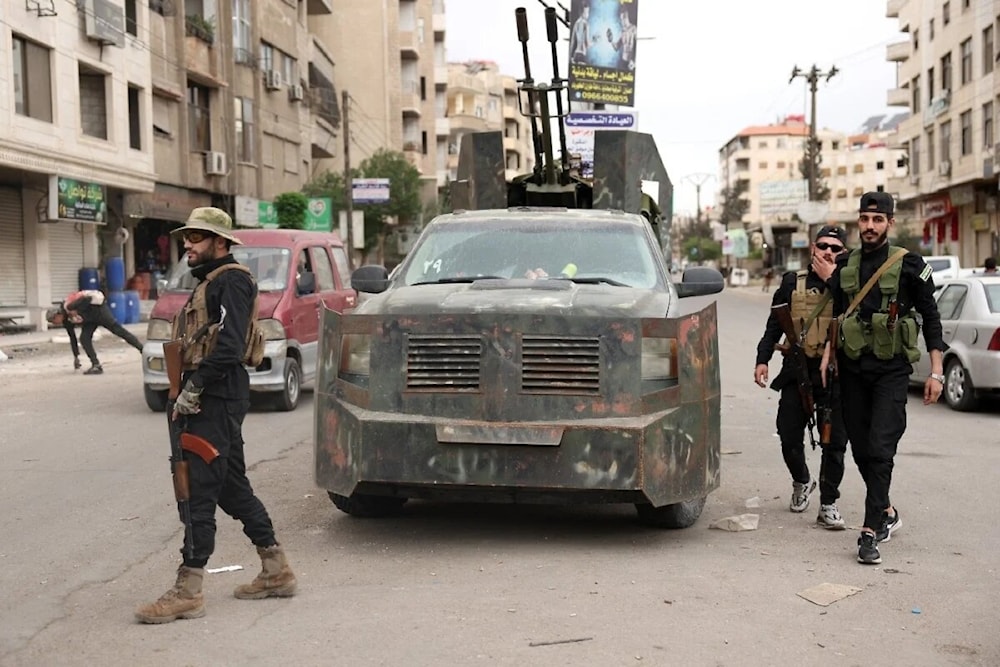 Miembros de las fuerzas de seguridad sirias en Ashrafieh Sahnaya, en la zona rural de Damasco (Foto: AFP)