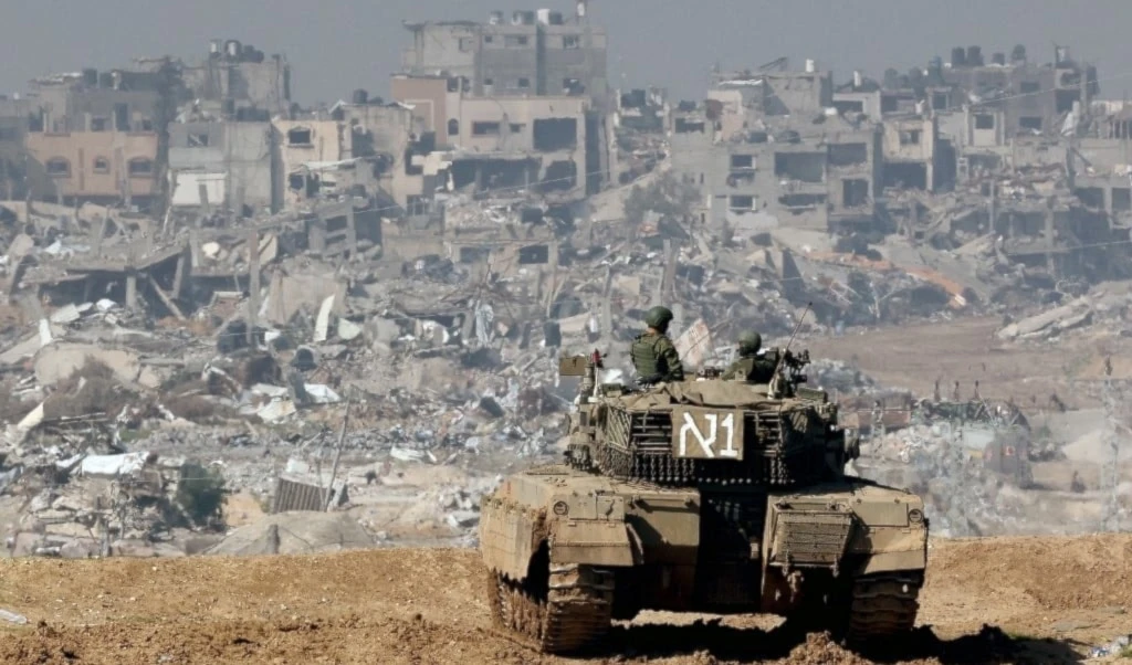 Un tanque israelí penetra en la Franja de Gaza.