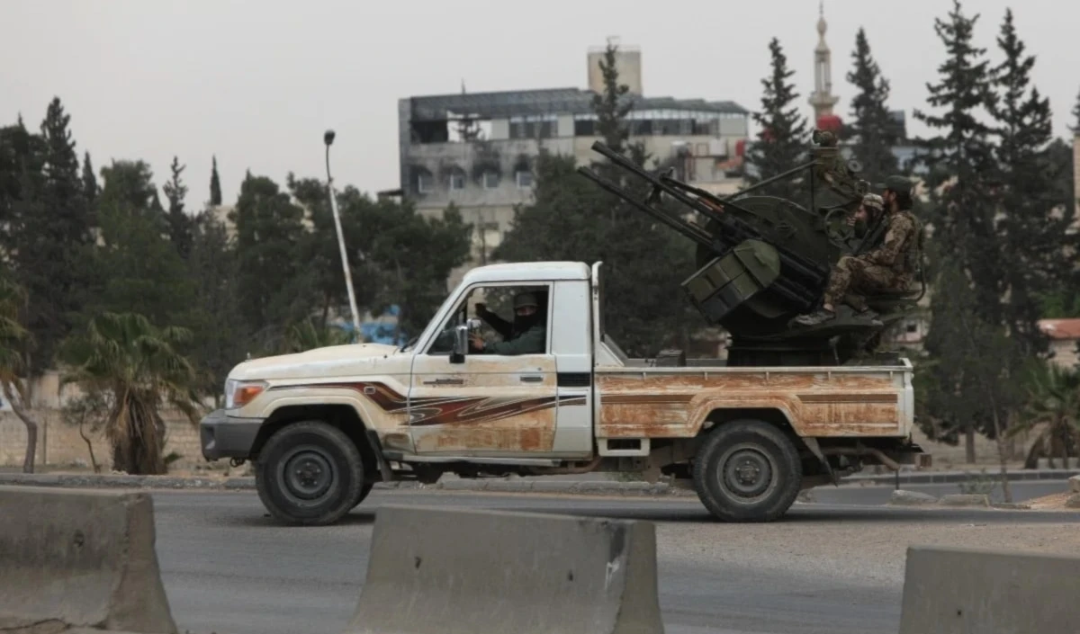 Las fuerzas de seguridad sirias se despliegan en una zona cercana a Damasco mientras continúa la violencia. (Foto: AFP) Las fuerzas de seguridad sirias se despliegan en una zona cercana a Damasco mientras continúa la violencia. (Foto: AFP)