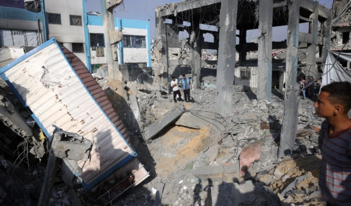 Ruinas de un almacén y refugio de la UNRWA devastado por un ataque aéreo israelí a Jabalia, este sábado. (Foto: AFP)