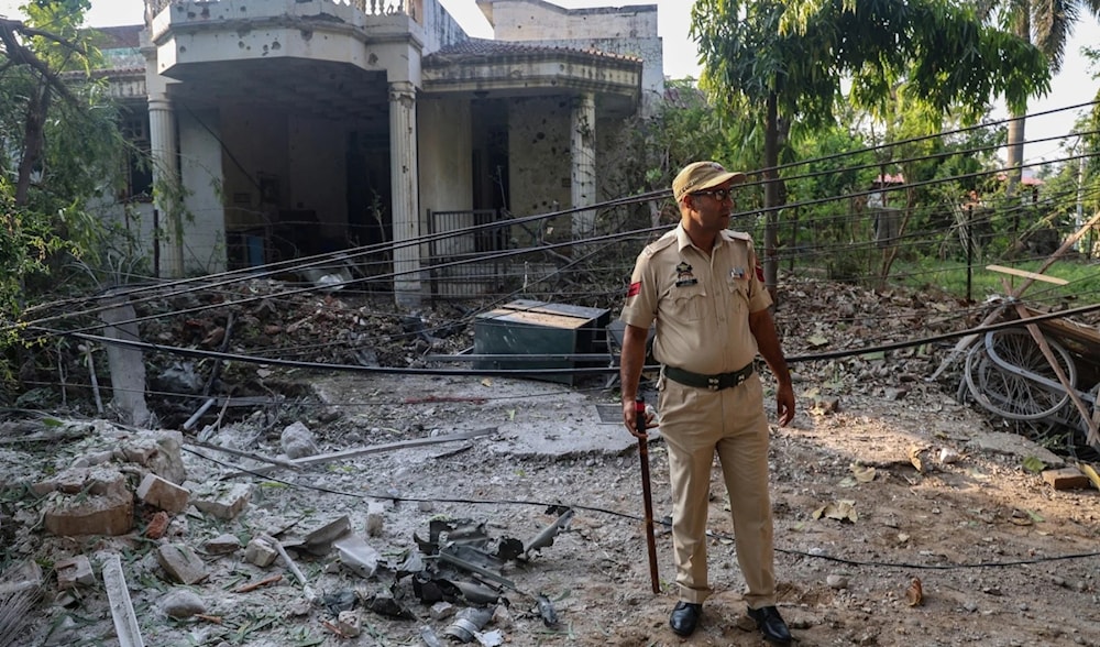 Estragos provocados por el bombardeo pakistaní a la ciudad india de Jammu durante las primeras horas de este sábado. (Foto: AFP) 