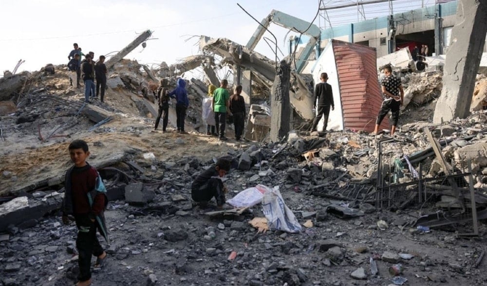 Palestinos se reúnen entre los escombros de un almacén de ayuda humanitaria de la UNRWA tras ser alcanzado por un ataque aéreo israelí en Jabalia. 10 de mayo de 2025 (Foto: AFP)