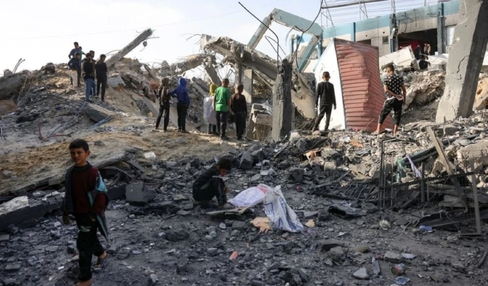 Palestinos se reúnen entre los escombros de un almacén de ayuda humanitaria de la UNRWA tras ser alcanzado por un ataque aéreo israelí en Jabalia. 10 de mayo de 2025 (Foto: AFP) Palestinos se reúnen entre los escombros de un almacén de ayuda humanitaria de la UNRWA tras ser alcanzado por un ataque aéreo israelí en Jabalia. 10 de mayo de 2025 (Foto: AFP)