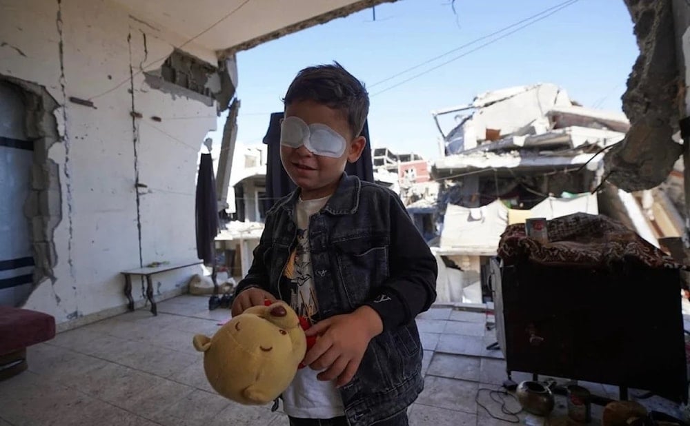 El niño Mahammad Hijazi perdió la vista como consecuencia de la explosión de una bomba israelí.