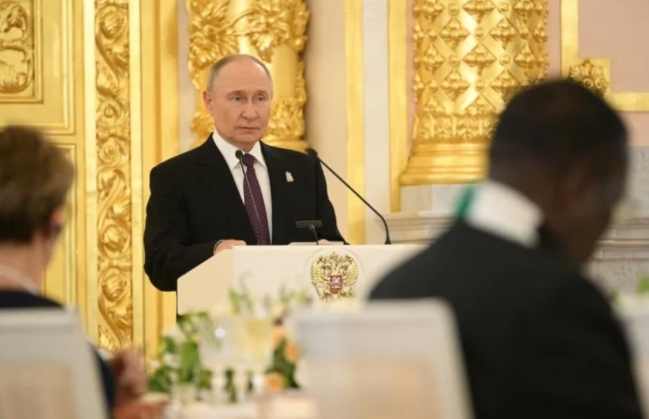 Putin durante una intervención ante invitados extranjeros con motivo del aniversario 80 de la victoria contra el fascismo.