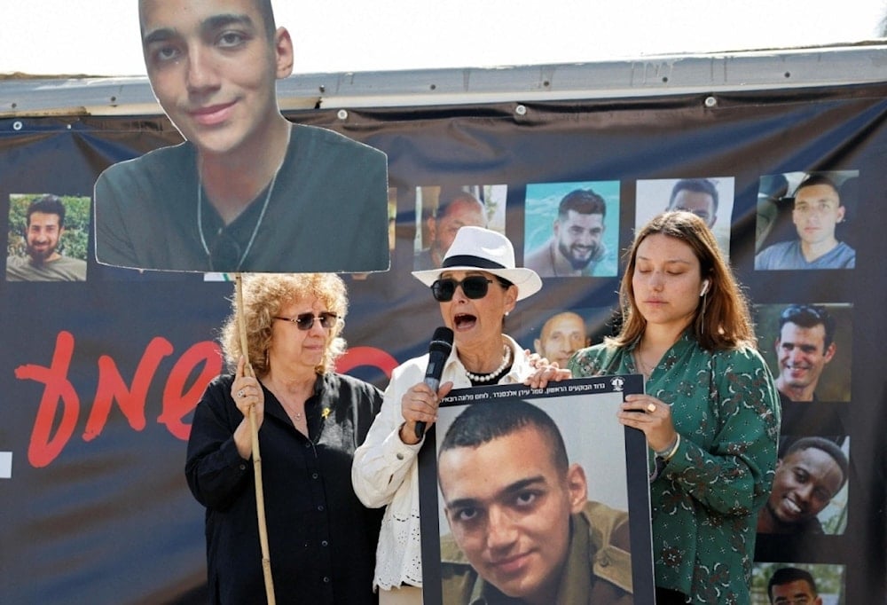 La familia de Aidan Alexander durante una protesta para exigirle a Netanyahu un acuerdo de intercambio de prisioneros. (Foto: Reuters). 