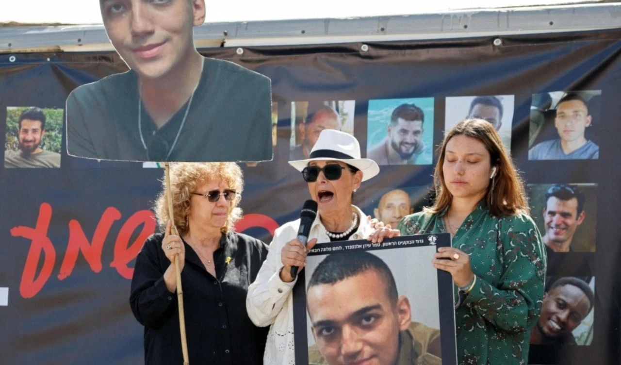 La familia de Aidan Alexander durante una protesta para exigirle a Netanyahu un acuerdo de intercambio de prisioneros. (Foto: Reuters).