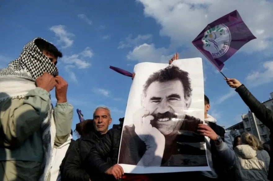 Manifestantes portan foto del líder del PKK, Abdullah Öcalan, y exigen su liberación.