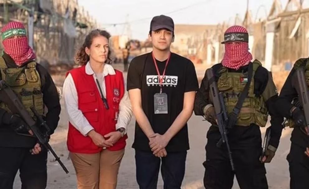 Momento de la liberación del prisionero Edan Alexander por parte del movimiento de Hamas en Gaza. Foto: Tomada Infobae