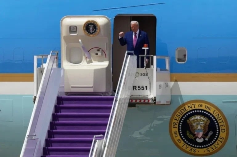 Trump en el momento de su arribo a Arabia Saudita.
