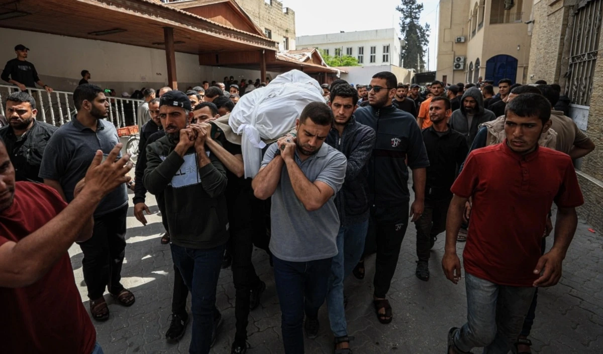 Funeral del periodista Hassan Aslish, asesinado en Gaza a manos de "Israel".
