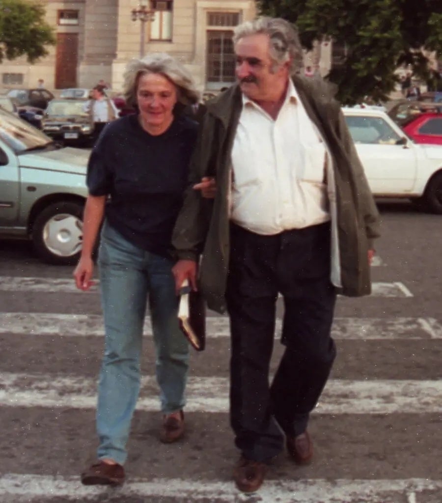  Topolansky y Mujica frente al Palacio Legislativo del Uruguay, en 2000.Foto: El País Uruguay