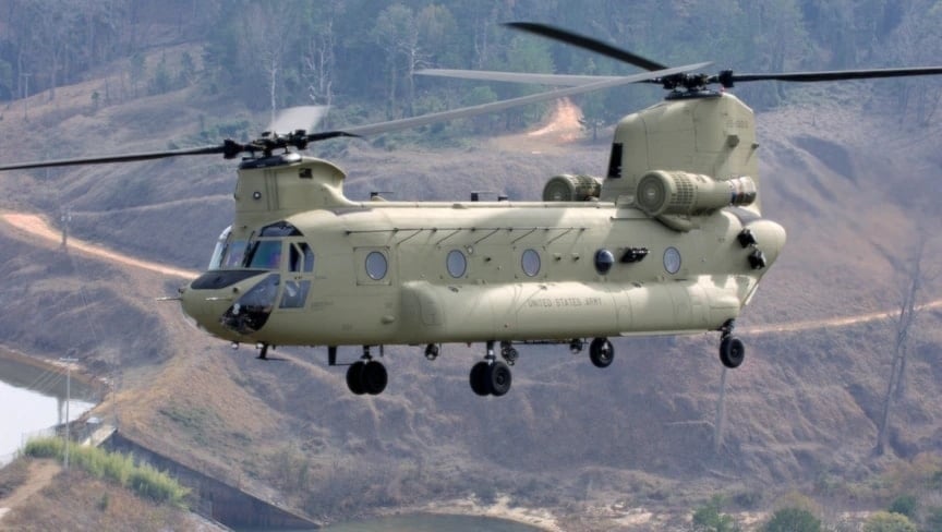 Helicóptero estadounidense modelo Chinook en pleno vuelo.