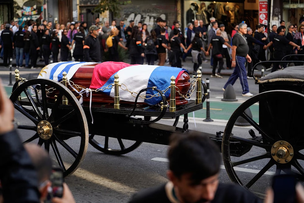 Féretro del expresidente José Mujica recorre las calles principales de Montevideo cubierto con las banderas (Foto: Reuters)