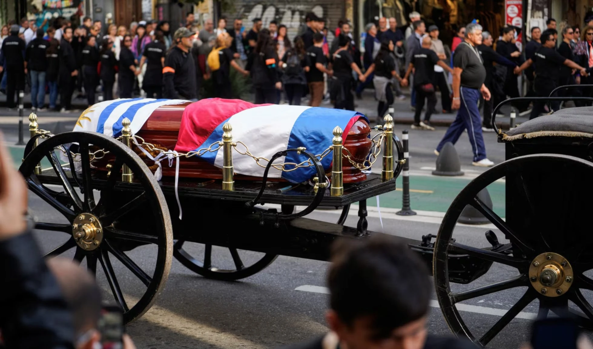 Féretro del expresidente José Mujica recorre las calles principales de Montevideo cubierto con las banderas (Foto: Reuters)