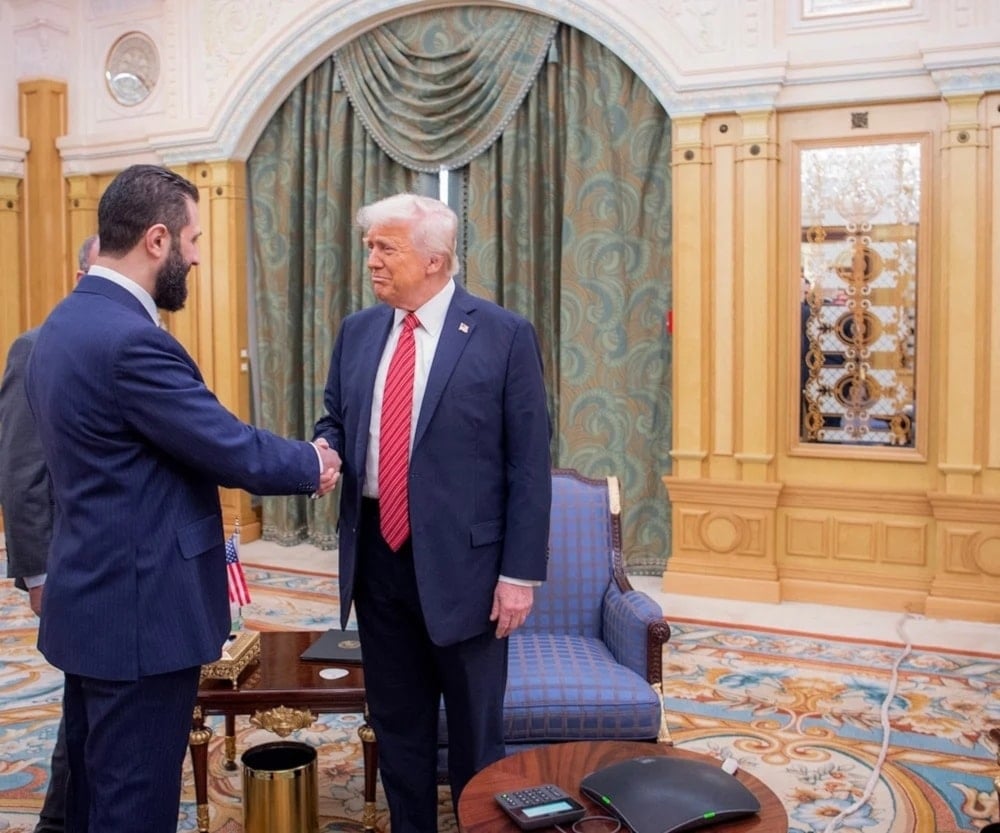El presidente Donald Trump saluda a su homólogo interino de Siria, Ahmed Al-Sharaa, en Riad, Arabia Saudita. Foto: AFP