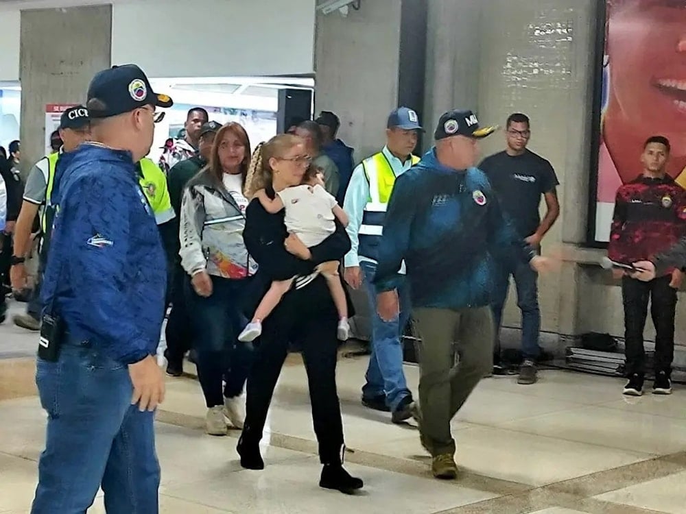 La primera combatiente de Venezuela, Cilia Flores, recibió en sus brazos a Maikelys Espinoza. Foto: teleSUR.