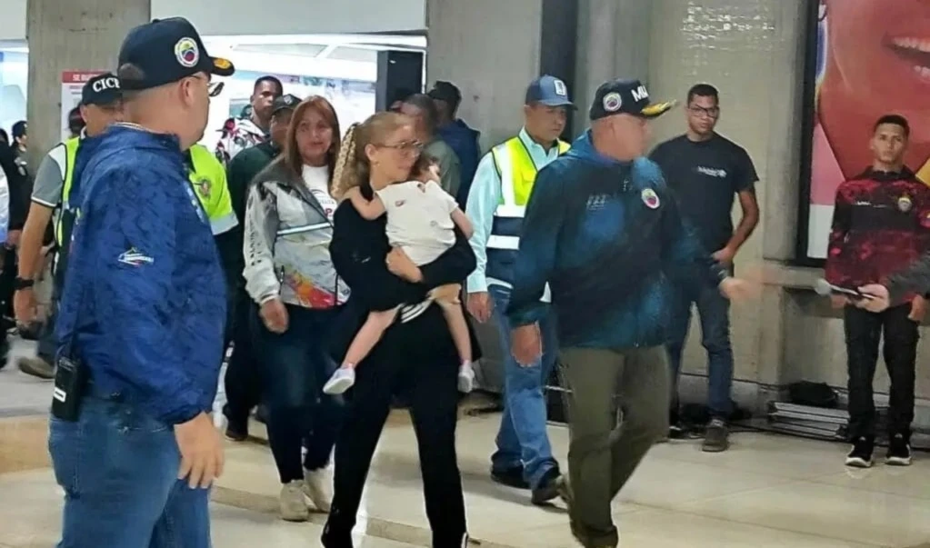La primera combatiente de Venezuela, Cilia Flores, recibió en sus brazos a Maikelys Espinoza. Foto: teleSUR.