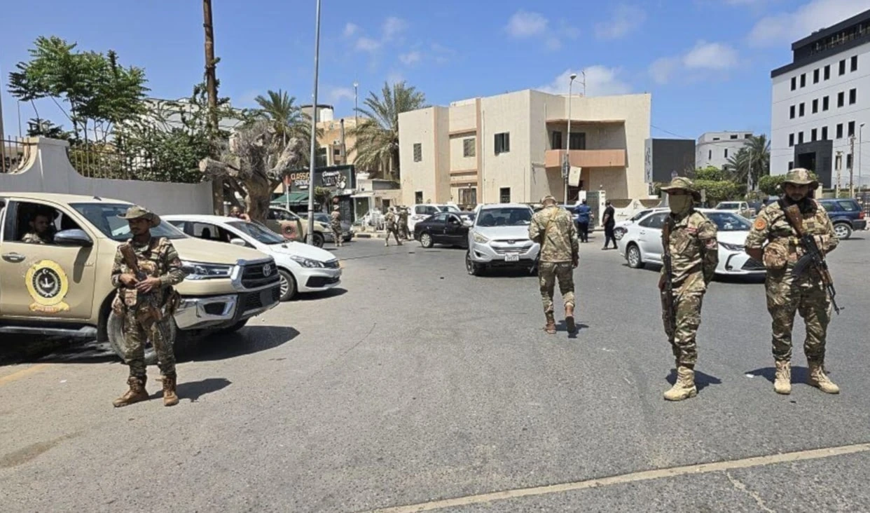 Miembros del servicio de inteligencia militar de Libia previo a la operación en Trípoli.