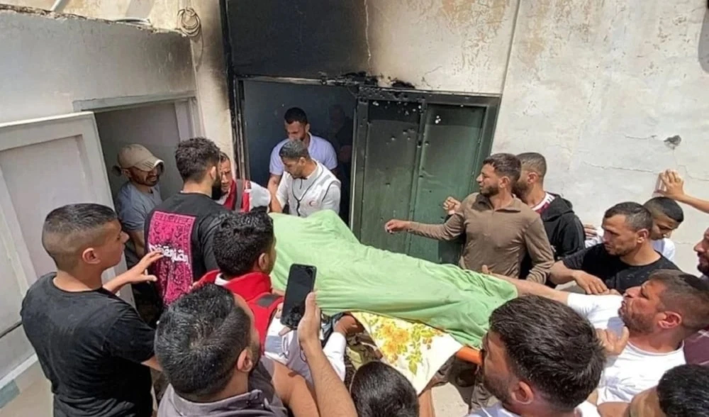 El cuerpo de un mártir quemado tras la incursión israelí contra una vivienda en la ciudad de Tammun.