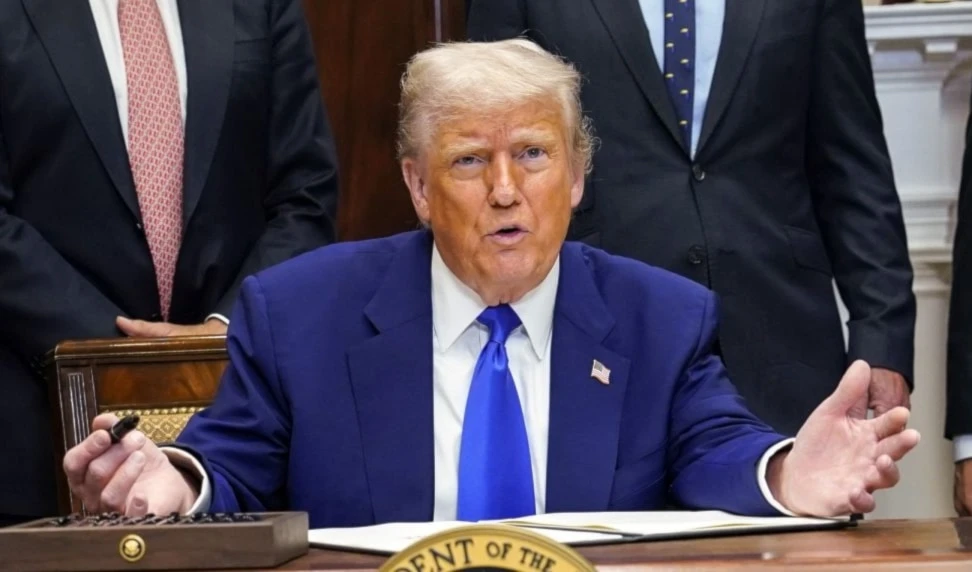 Las acciones contra Voice of America forman parte de una estrategia más amplia para reconfigurar los medios públicos bajo control del gobierno federal. Las acciones contra Voice of America forman parte de una estrategia más amplia para reconfigurar los medios públicos bajo control del gobierno federal.