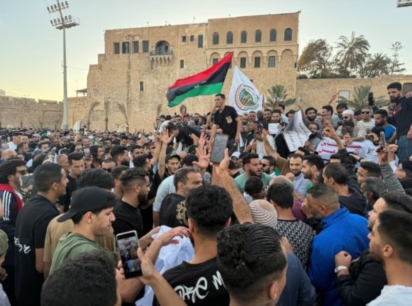 Manifestantes en Trípoli exigen el derrocamiento del Gobierno de Unidad Nacional de Libia, encabezado por Abdul Hamid Dabaiba. (Foto: Reuters)